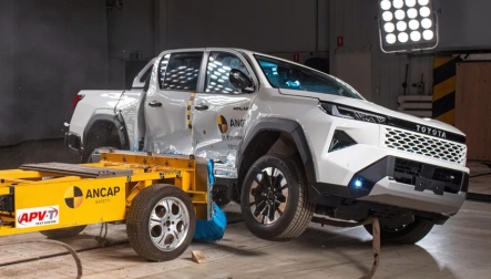 Toyota Hilux thế hệ mới đạt chứng nhận an toàn 5 sao ANCAP