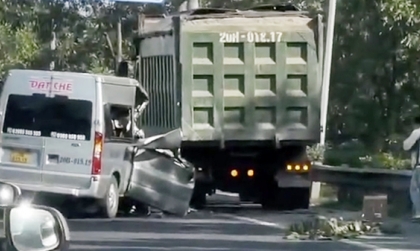 Clip TNGT: Ford Transit mất nửa xe khi đâm vào đuôi