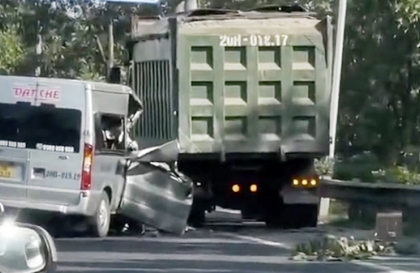 Clip TNGT: Ford Transit mất nửa xe khi đâm vào đuôi