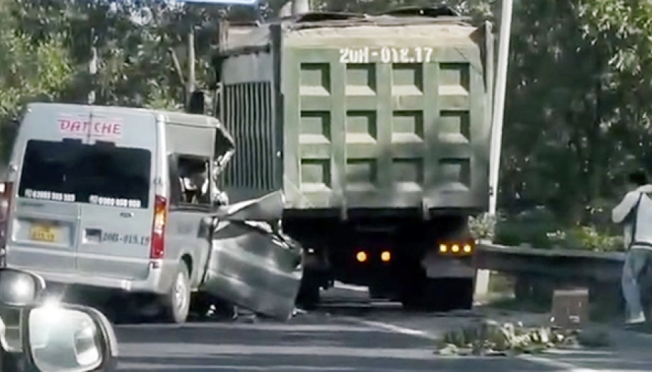 Clip TNGT: Ford Transit mất nửa xe khi đâm vào đuôi