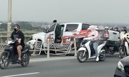 Ảnh TNGT: Mitsubishi Triton mất lái đâm bung hàng rào thép, lao thẳng ra lan can cầu Nhật Tân