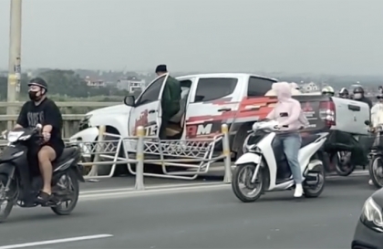 Ảnh TNGT: Mitsubishi Triton mất lái đâm bung hàng rào thép, lao thẳng ra lan can cầu Nhật Tân