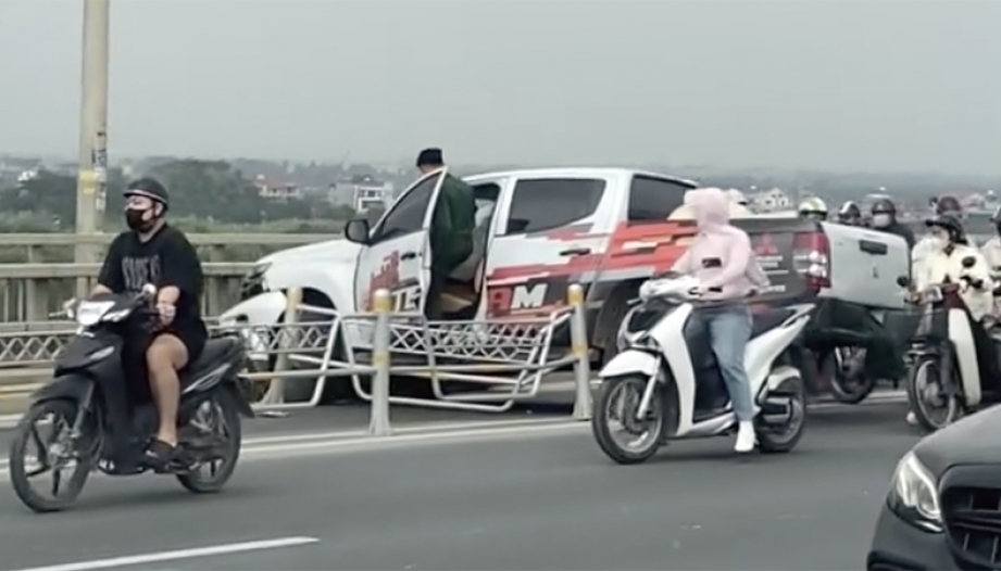 Ảnh TNGT: Mitsubishi Triton mất lái đâm bung hàng rào thép, lao thẳng ra lan can cầu Nhật Tân