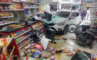 Ảnh TNGT: VinFast Fadil mất lái lao thẳng vào siêu thị tiện lợi tại Hà Giang