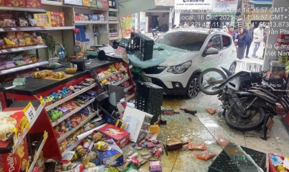 Ảnh TNGT: VinFast Fadil mất lái lao thẳng vào siêu thị tiện lợi tại Hà Giang