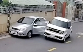 Clip TNGT: Tài xế Chevrolet Aveo mở cửa bất cẩn khiến VinFast VF 3 vỡ nát một bên mũi xe