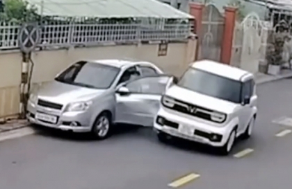 Clip TNGT: Tài xế Chevrolet Aveo mở cửa bất cẩn khiến VinFast VF 3 vỡ nát một bên mũi xe