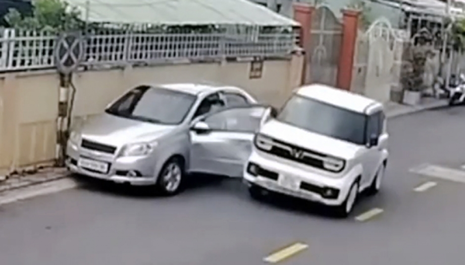 Clip TNGT: Tài xế Chevrolet Aveo mở cửa bất cẩn khiến VinFast VF 3 vỡ nát một bên mũi xe