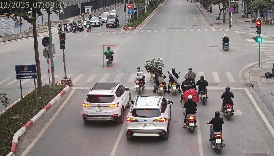 Danh sách 34 trường hợp vượt đèn đỏ bị camera AI phát hiện trong ngày 28/12 tại nội đô Hà Nội