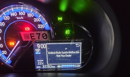 Xe Toyota Vios báo lỗi ABS thì xử lý thế nào?