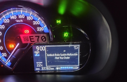 Xe Toyota Vios báo lỗi ABS thì xử lý thế nào?