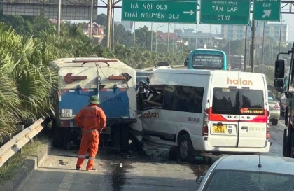 Clip TNGT: Hé lộ nguyên nhân Ford Transit đâm vào đuôi xe khác trên cao tốc Hà Nội - Thái Nguyên ngày 30/11