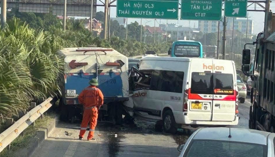 Clip TNGT: Hé lộ nguyên nhân Ford Transit đâm vào đuôi xe khác trên cao tốc Hà Nội - Thái Nguyên ngày 30/11