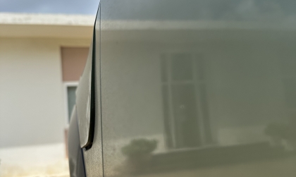 Nắp che cổng sạc VF7 bị hở quá, có ai bị như này không?