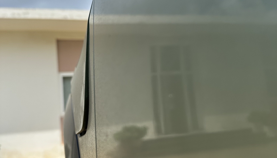 Nắp che cổng sạc VF7 bị hở quá, có ai bị như này không?