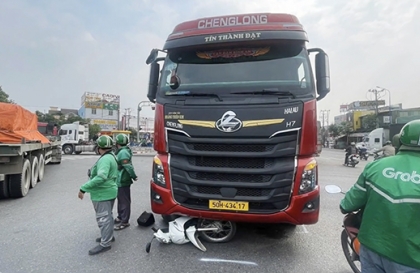 Clip TNGT: Tai nạn kinh hoàng khi xe đầu kéo đâm vào người đi xe máy