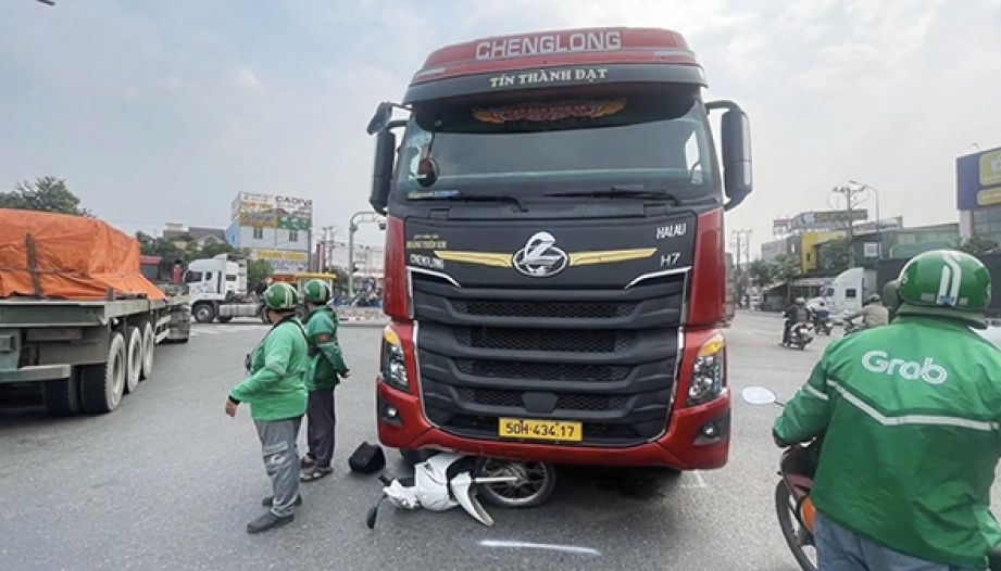 Clip TNGT: Tai nạn kinh hoàng khi xe đầu kéo đâm vào người đi xe máy