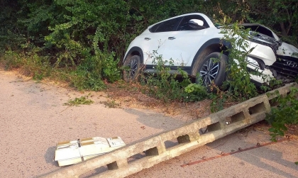 Ảnh TNGT: Hyundai Santa Fe mất lái, đâm gục cột điện