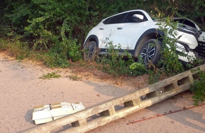 Ảnh TNGT: Hyundai Tucson mất lái, đâm gục cột điện