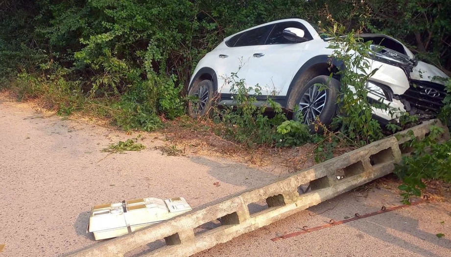 Ảnh TNGT: Hyundai Santa Fe mất lái, đâm gục cột điện