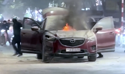 Hà Nội: Mazda CX-5 bất ngờ bốc cháy khi đang lưu thông trên đường