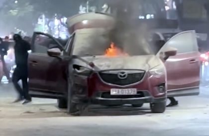 Hà Nội: Mazda CX-5 bất ngờ bốc cháy khi đang lưu thông trên đường