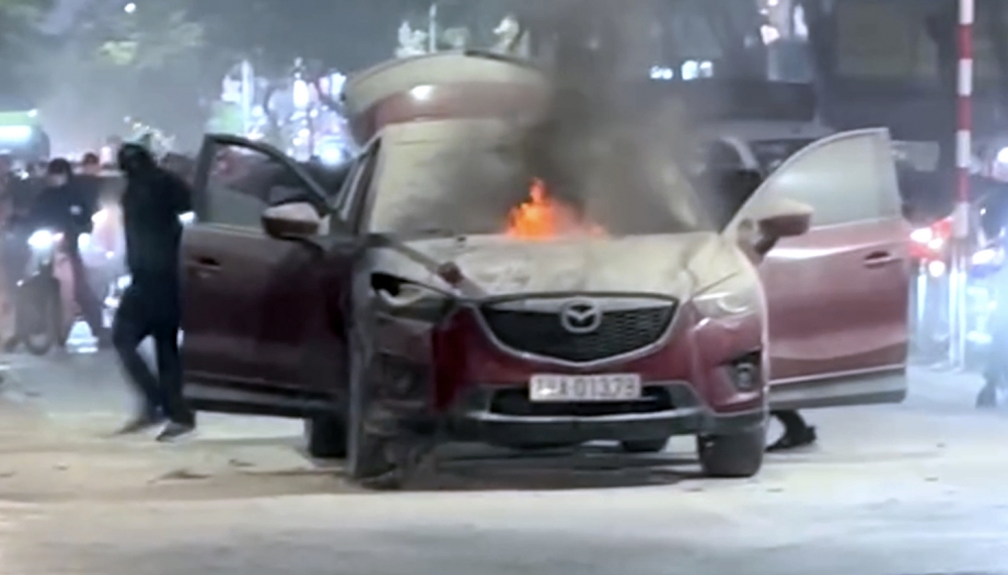 Hà Nội: Mazda CX-5 bất ngờ bốc cháy khi đang lưu thông trên đường