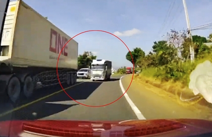 Ý thức Giao thông: Tài xế xe tải vượt ẩu, suýt khiến xe đi ngược chiều lao xuống mương nước để tránh