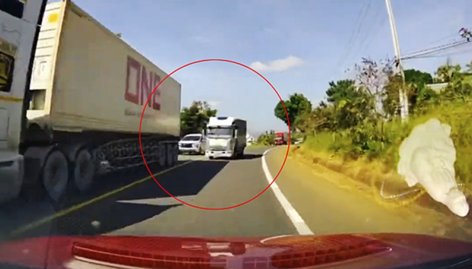Ý thức Giao thông: Tài xế xe tải vượt ẩu, suýt khiến xe đi ngược chiều lao xuống mương nước để tránh