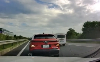 Ý thức Giao thông: Đi vào làn khẩn cấp trên cao tốc, tài xế VinFast VF 6 bị xử lý khi người dân gửi clip về cục CSGT