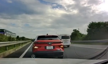 Ý thức Giao thông: Đi vào làn khẩn cấp trên cao tốc, tài xế VinFast VF 6 bị xử lý khi người dân gửi clip về cục CSGT