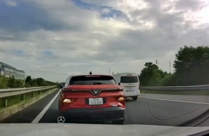 Ý thức Giao thông: Đi vào làn khẩn cấp trên cao tốc, tài xế VinFast VF 6 bị xử lý khi người dân gửi clip về cục CSGT