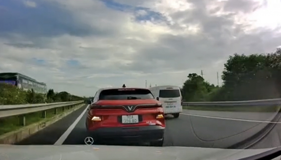 Ý thức Giao thông: Đi vào làn khẩn cấp trên cao tốc, tài xế VinFast VF 6 bị xử lý khi người dân gửi clip về cục CSGT