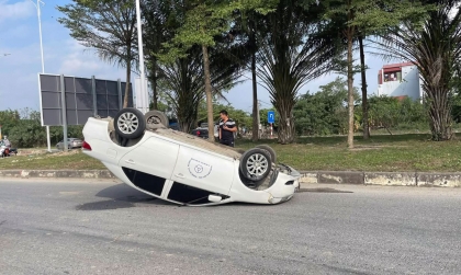 Ảnh TNGT: Toyota Vios tập lái lật ngửa giữa đường - Tại thày hay tại trò?