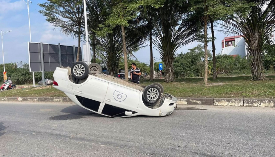 Ảnh TNGT: Toyota Vios tập lái lật ngửa giữa đường - Tại thày hay tại trò?