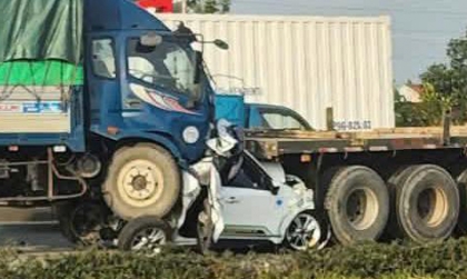 Ảnh TNGT: Tai nạn liên hoàn trên QL 5 đoạn qua KCN Đại An, nhiều xe bẹp rúm