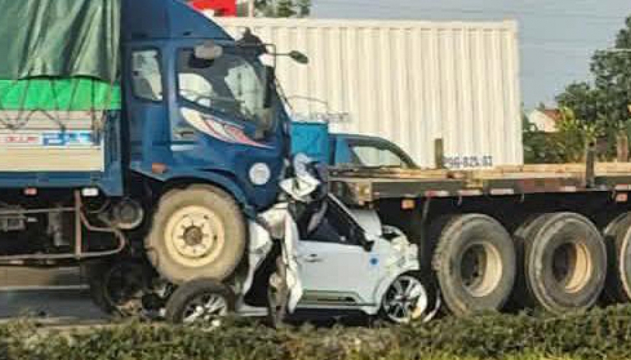 Ảnh TNGT: Tai nạn liên hoàn trên QL 5 đoạn qua KCN Đại An, nhiều xe bẹp rúm