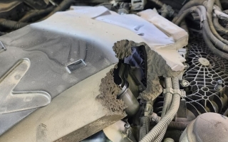 Nắp che chỗ động cơ Vinfast Lux A có thể gỡ ra không?