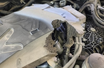 Nắp che chỗ động cơ Vinfast Lux A có thể gỡ ra không?