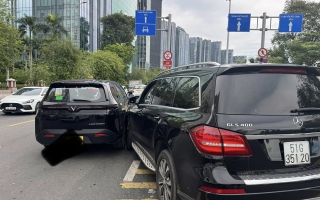 Ảnh TNGT: Mercedes-Benz GLS 400 chuyển làn bất cẩn đâm vào đuôi VinFast Limo Green