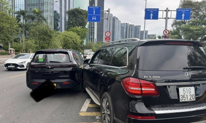 Ảnh TNGT: Mercedes-Benz GLS 400 chuyển làn bất cẩn đâm vào đuôi VinFast Limo Green