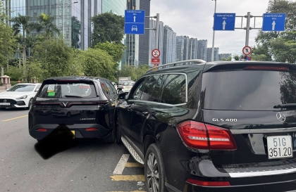 Ảnh TNGT: Mercedes-Benz GLS 400 chuyển làn bất cẩn đâm vào đuôi VinFast Limo Green