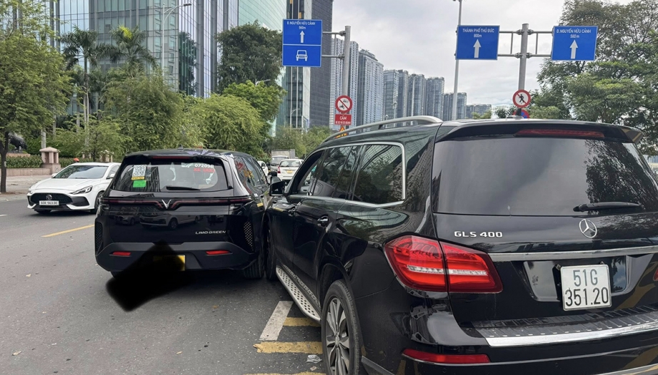 Ảnh TNGT: Mercedes-Benz GLS 400 chuyển làn bất cẩn đâm vào đuôi VinFast Limo Green