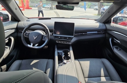 VinFast VF7 bị rung vô lăng khi qua đường gồ ghề là vấn đề gì?