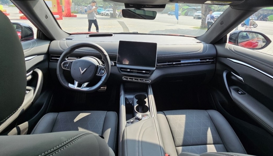 VinFast VF7 bị rung vô lăng khi qua đường gồ ghề là vấn đề gì?