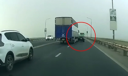 Clip TNGT: Bật đèn báo rẽ đúng quy định nhưng tài xế xe tải vẫn gây tai nạn vì bất cẩn