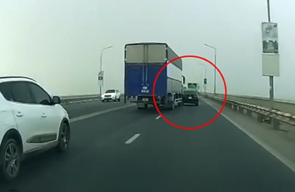 Clip TNGT: Bật đèn báo rẽ đúng quy định nhưng tài xế xe tải vẫn gây tai nạn vì bất cẩn