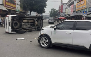 Ảnh TNGT: VinFast VF 5 đâm lật Ford Ranger khi qua giao lộ