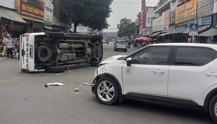 Ảnh TNGT: VinFast VF 5 đâm lật Ford Ranger khi qua giao lộ