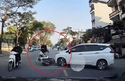 Clip TNGT: Quay đầu xe bất cẩn, tài xế Mitsubishi Xpander đâm sầm vào người đi xe máy